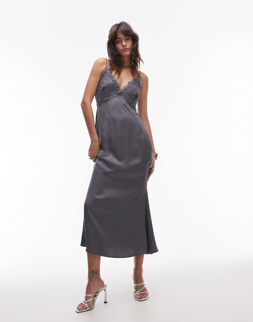 Never Fully Dressed - Midaxi-Kleid in Grau mit kontrastierendem Spitzeneinsatz Never Fully Dressed - Midaxi-Kleid in Grau mit kontrastierendem Spitzeneinsatz von Never Fully Dressed