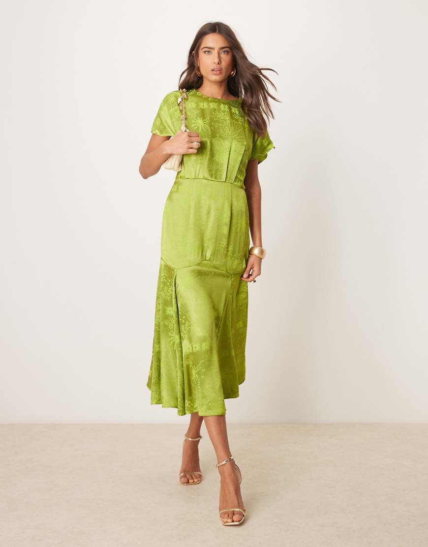 Never Fully Dressed - Midaxi-Kleid in Grün aus Satin mit Prägung von Never Fully Dressed