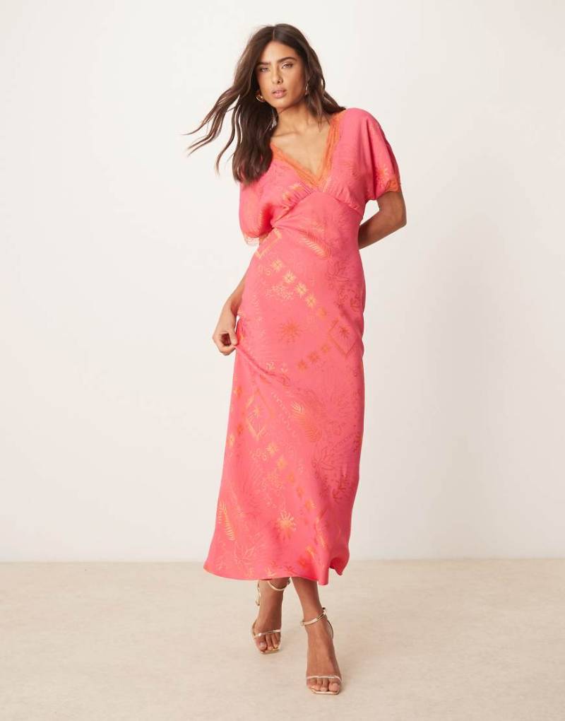 Never Fully Dressed - Midaxi-Kleid in Rosa mit Spitzenbesatz und rotem Print von Never Fully Dressed