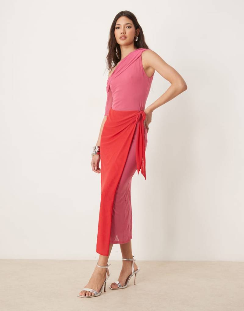Never Fully Dressed - Midaxi-Kleid in Rot und Rosa mit Kontrast-Design und One-Shoulder-Träger von Never Fully Dressed