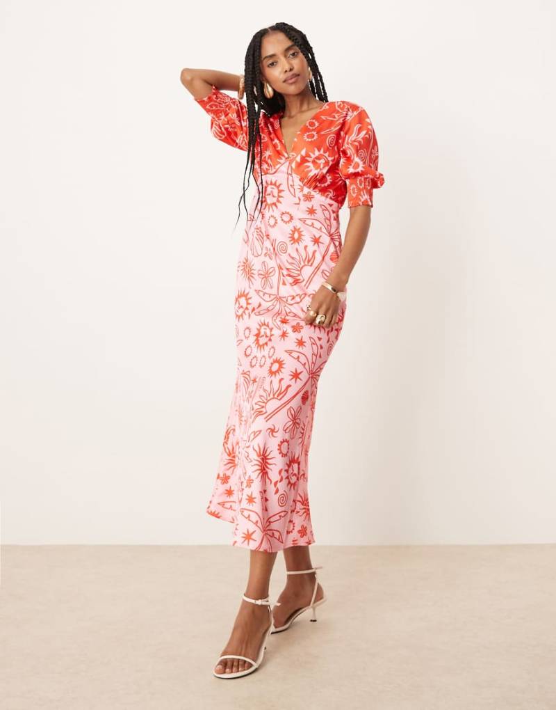 Never Fully Dressed - Midaxi-Kleid in kontrastierendem Rot und Rosa mit Palmenmuster von Never Fully Dressed