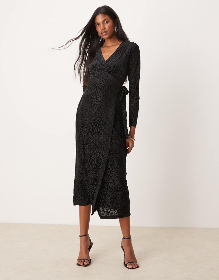 Never Fully Dressed - Midaxi-Wickelkleid aus Ausbrennersamt in Schwarz Never Fully Dressed - Midaxi-Wickelkleid aus Ausbrennersamt in Schwarz von Never Fully Dressed