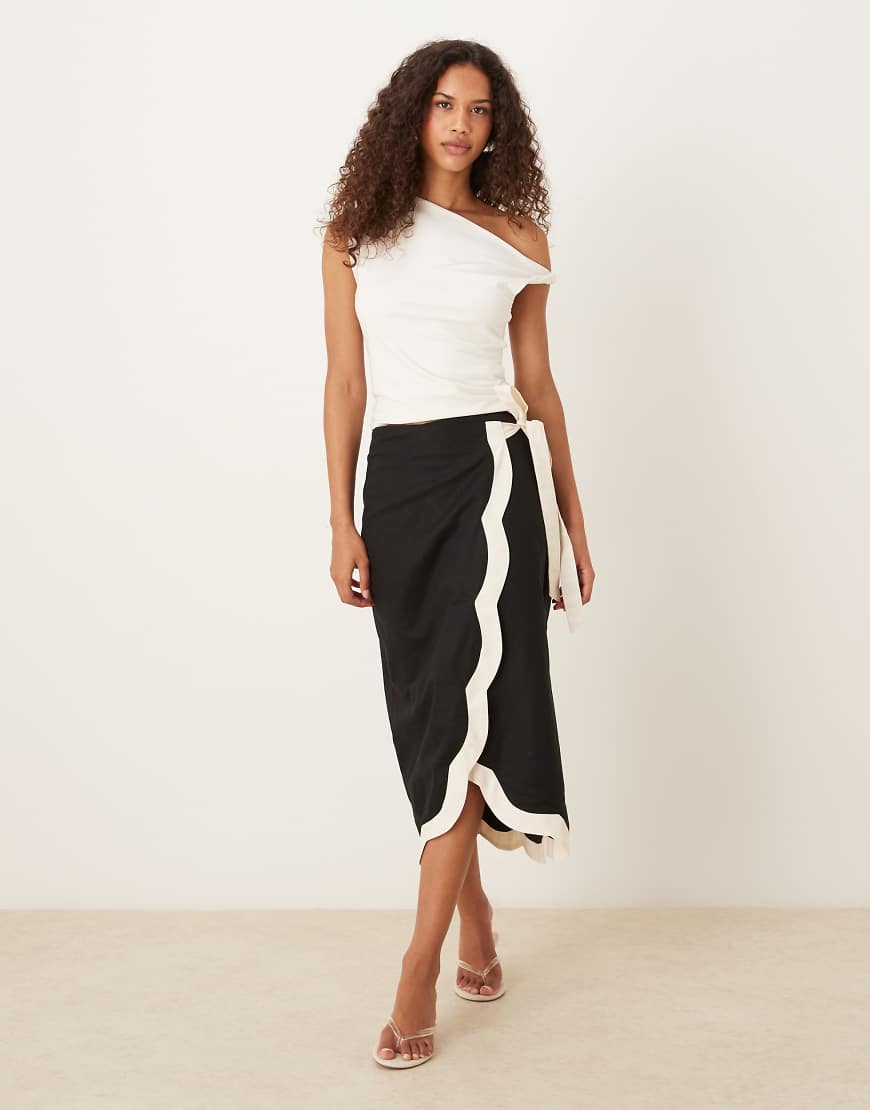 Never Fully Dressed - Midirock in Schwarz mit kontrastierendem Muschelsaum von Never Fully Dressed