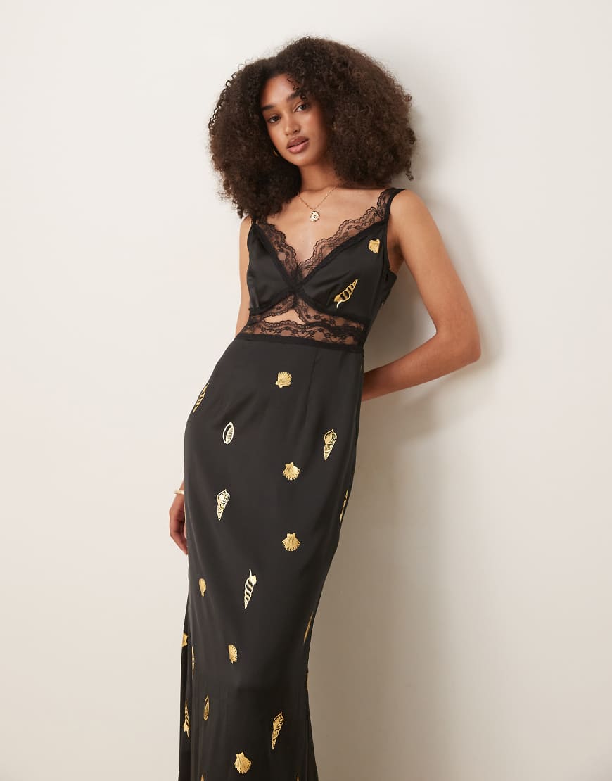 Never Fully Dressed - Mimi - Midaxi-Schlupfkleid in Schwarz mit goldfarbenem Muschelmuster Never Fully Dressed - Mimi - Midaxi-Schlupfkleid in Schwarz mit goldfarbenem Muschelmuster von Never Fully Dressed