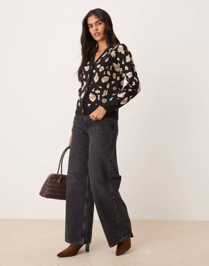 Never Fully Dressed - Oversize-Strickjacke aus Jacquard in Schwarz und Gold von Never Fully Dressed