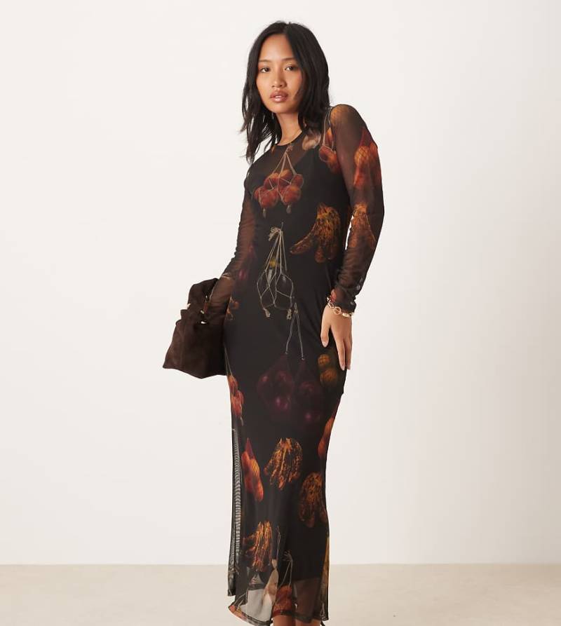 Never Fully Dressed Petite - Langärmliges Midaxi-Kleid aus Netzstoff in Schwarz mit Früchteprint von Never Fully Dressed
