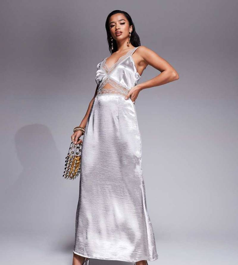 Never Fully Dressed Petite - Mimi - Maxi-Trägerkleid in Silber mit Spitzenborte-Zierausschnitt von Never Fully Dressed