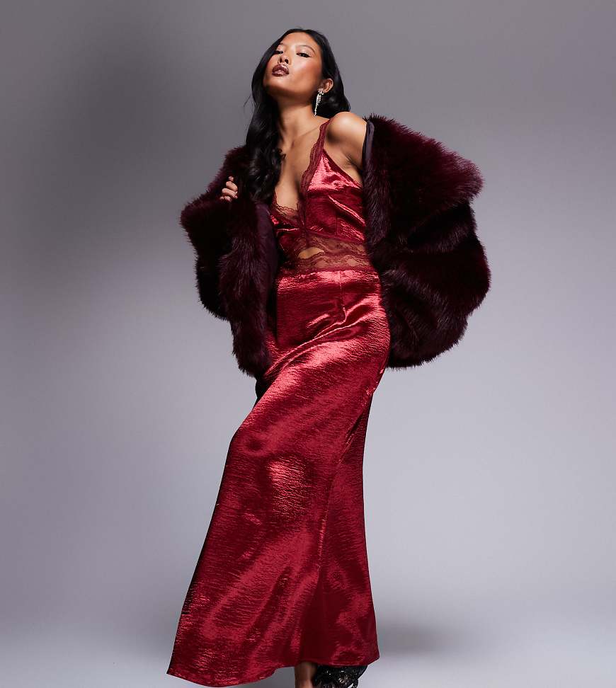 Never Fully Dressed Petite - Mimi - Maxi-Trägerkleid in dunklem Rot mit Zierausschnitt und Spitzenborte von Never Fully Dressed