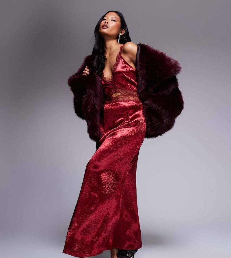 Never Fully Dressed Petite - Mimi - Maxi-Trägerkleid in dunklem Rot mit Zierausschnitt und Spitzenborte von Never Fully Dressed