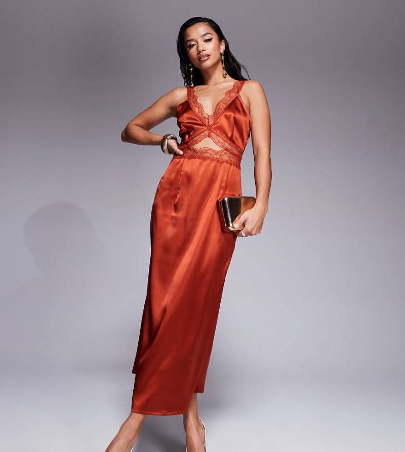 Never Fully Dressed Petite - Mimi - Midaxi-Trägerkleid in Rost mit Zierausschnitt und Spitzenborte-Braun von Never Fully Dressed