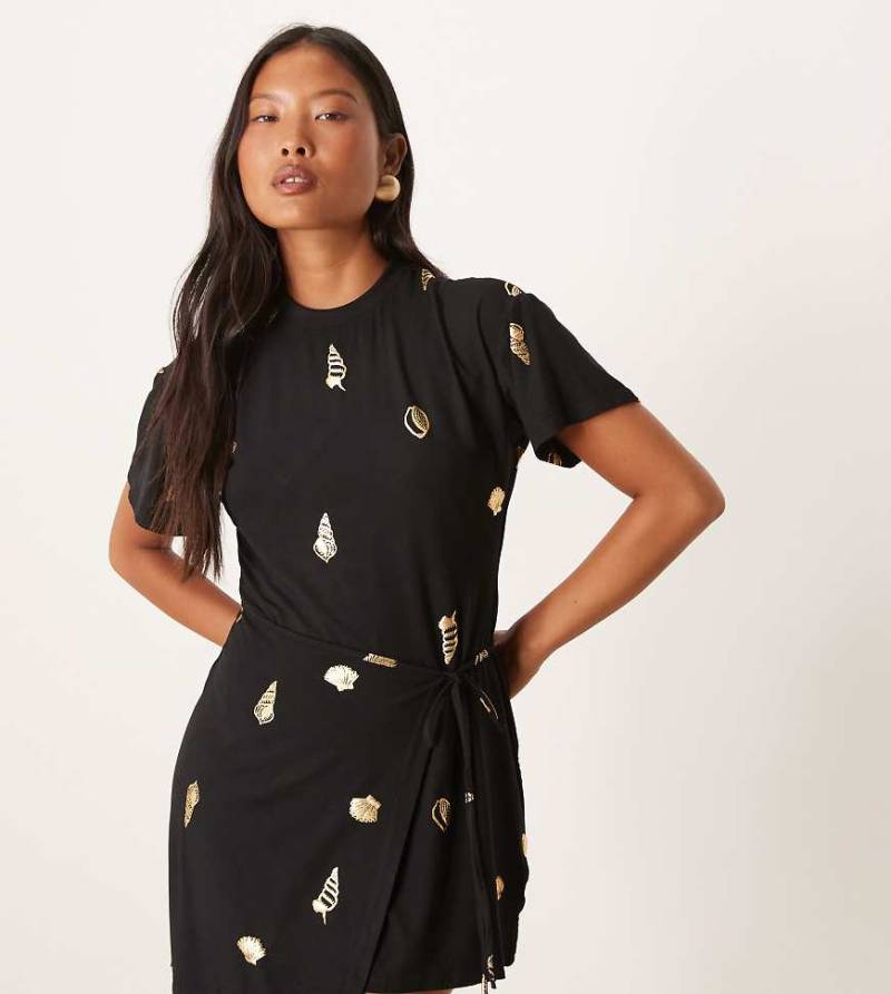 Never Fully Dressed Petite - Minikleid in Schwarz mit goldfarbenem Muschelmuster von Never Fully Dressed