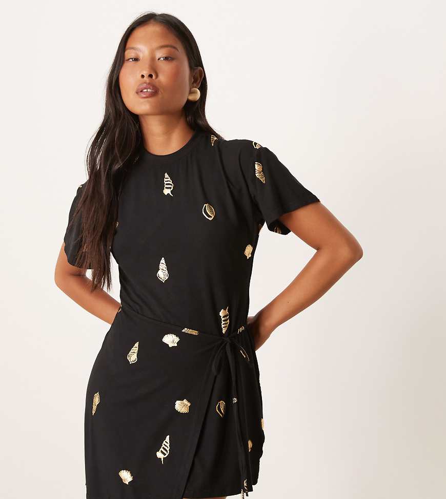 Never Fully Dressed Petite - Minikleid in Schwarz mit goldfarbenem Muschelmuster Never Fully Dressed Petite - Minikleid in Schwarz mit goldfarbenem Muschelmuster von Never Fully Dressed