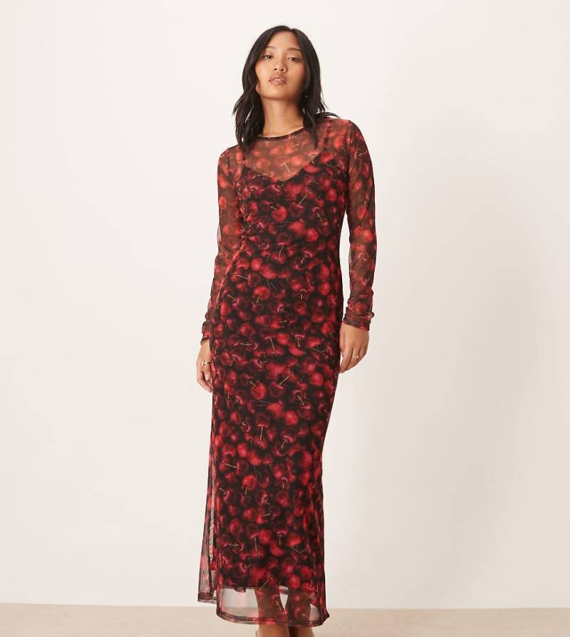 Never Fully Dressed Petite - Netzstoff-Maxikleid mit rotem Kirschprint von Never Fully Dressed