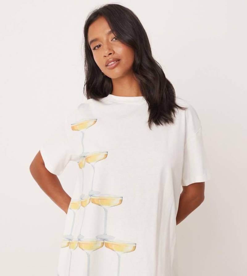 Never Fully Dressed Petite - T-Shirt in Weiß mit Cocktail-Motiv, Kombiteil von Never Fully Dressed