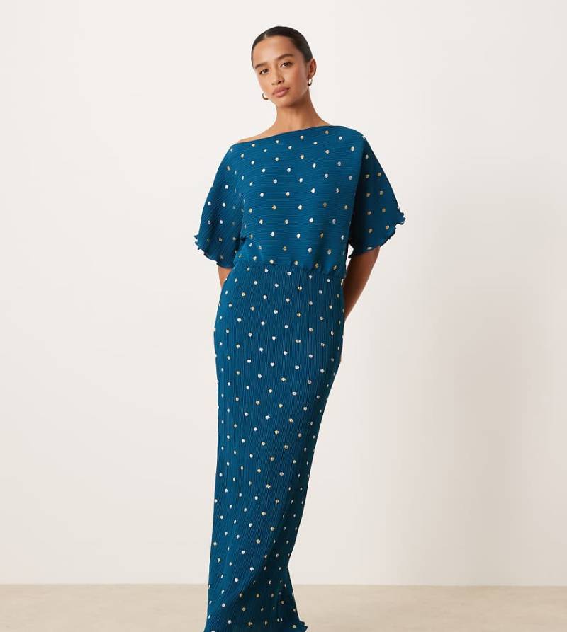 Never Fully Dressed Petite - Tilly - Schulterfreies, plissiertes Maxikleid in Petrol mit Punkten und Metallic-Optik-Grün von Never Fully Dressed