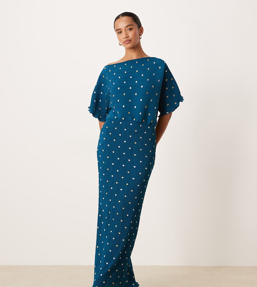 Never Fully Dressed Petite - Tilly - Schulterfreies, plissiertes Maxikleid in Petrol mit Punkten und Metallic-Optik-Grün von Never Fully Dressed