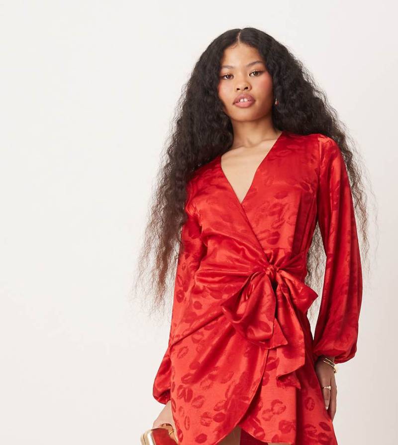 Never Fully Dressed Petite - Wickel-Minikleid aus rotem Satin mit geprägtem Lippenprint von Never Fully Dressed
