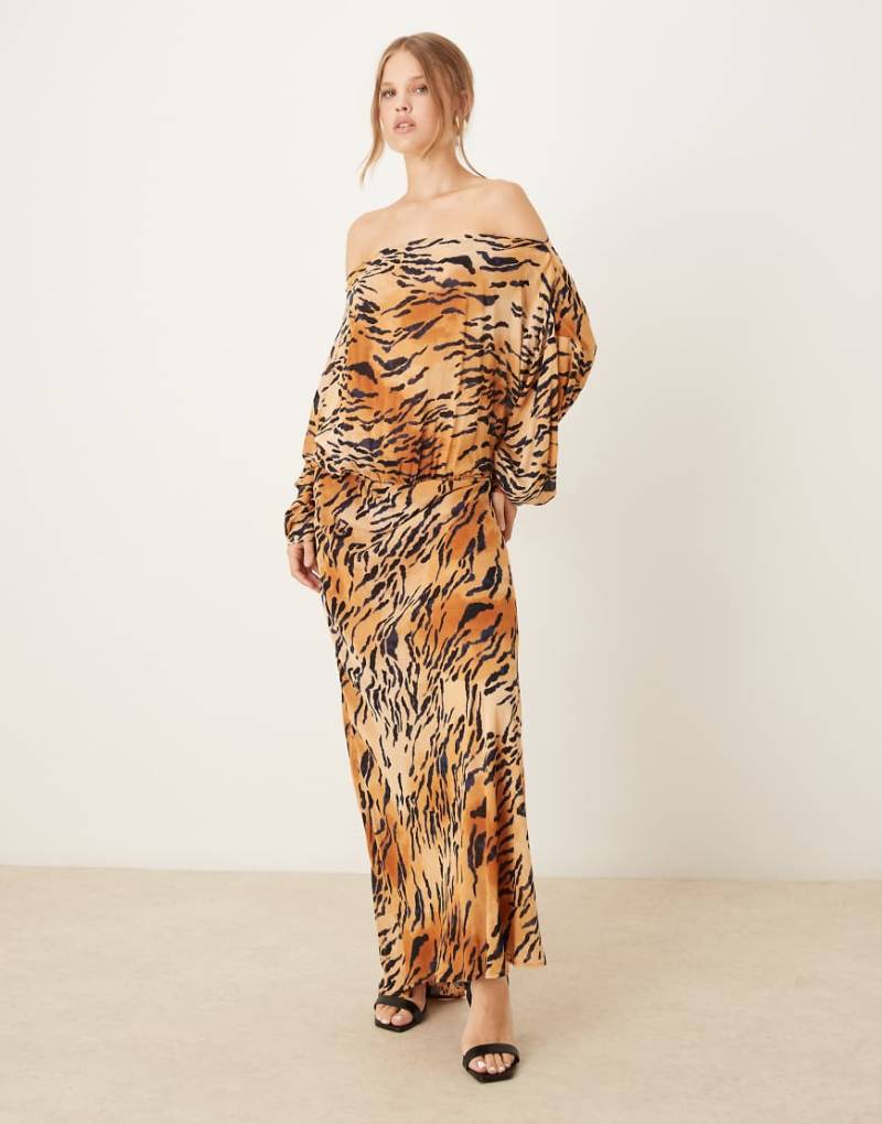 Never Fully Dressed - Plissiertes, schulterfreies Maxikleid mit Tigerprint-Orange von Never Fully Dressed