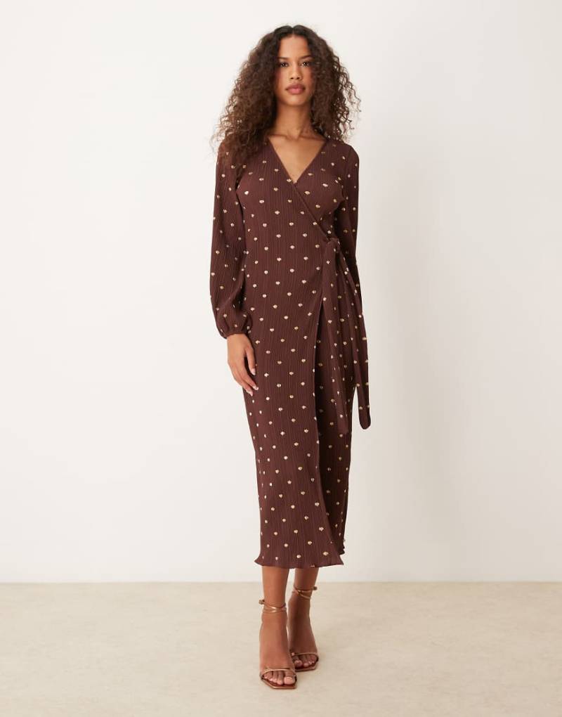 Never Fully Dressed - Plissiertes Midaxi-Kleid in Schokobraun mit goldenem Tupfenmuster von Never Fully Dressed