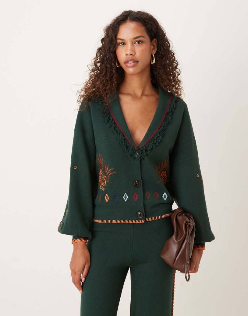 Never Fully Dressed - Safari - Bestickte Strickjacke in Flaschengrün, Kombiteil von Never Fully Dressed