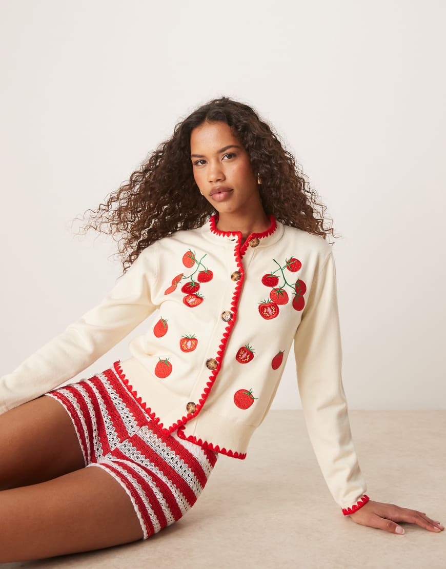 Never Fully Dressed - Strickjacke in Cremeweiß mit Tomaten-Motiv Never Fully Dressed - Strickjacke in Cremeweiß mit Tomaten-Motiv von Never Fully Dressed