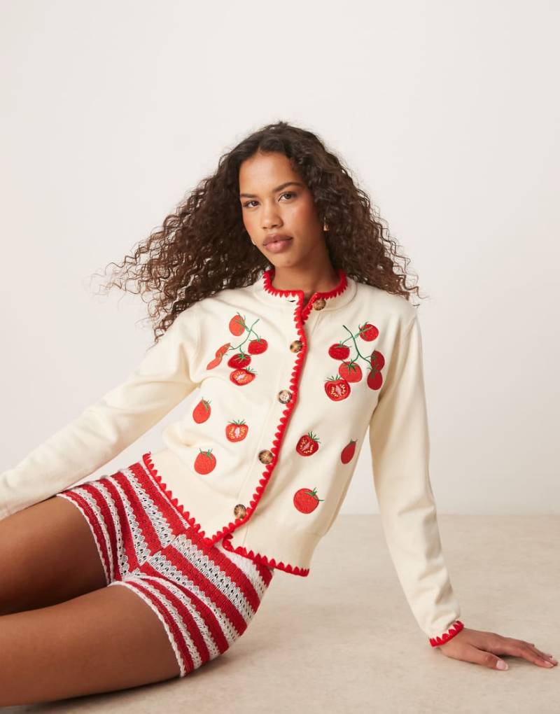 Never Fully Dressed - Strickjacke in Cremeweiß mit Tomaten-Motiv von Never Fully Dressed