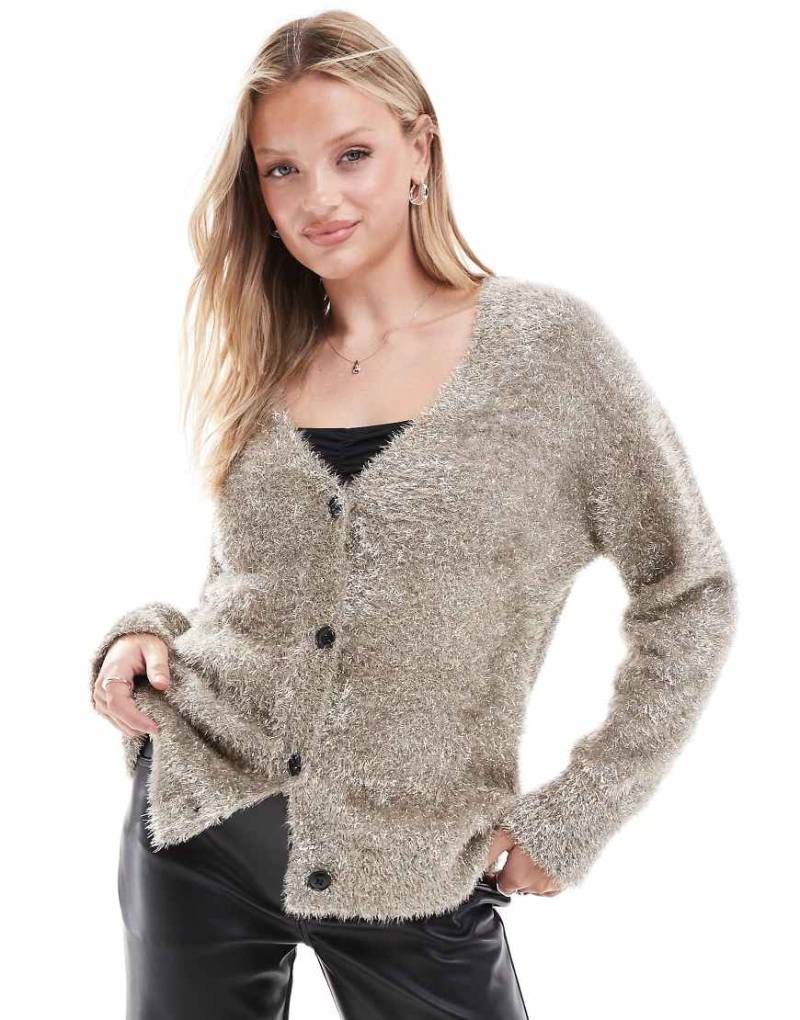 Never Fully Dressed - Strickjacke in Metallic-Gold-Goldfarben von Never Fully Dressed