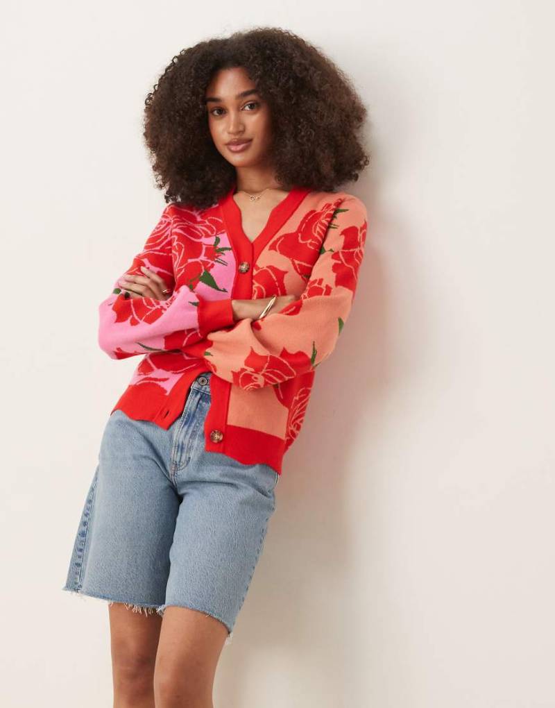 Never Fully Dressed - Strickjacke in Rosa und Rot mit Rosenmuster-Bunt von Never Fully Dressed