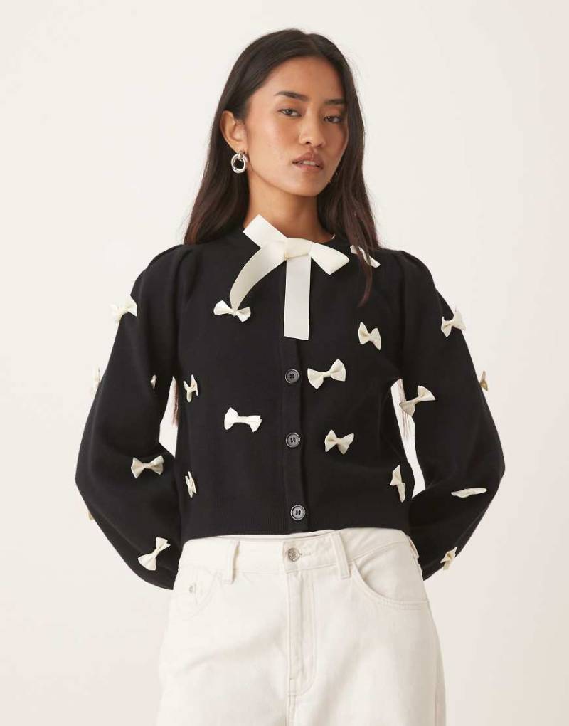 Never Fully Dressed - Strickjacke in Schwaz mit Kontrast-Zierschleifen-Schwarz von Never Fully Dressed