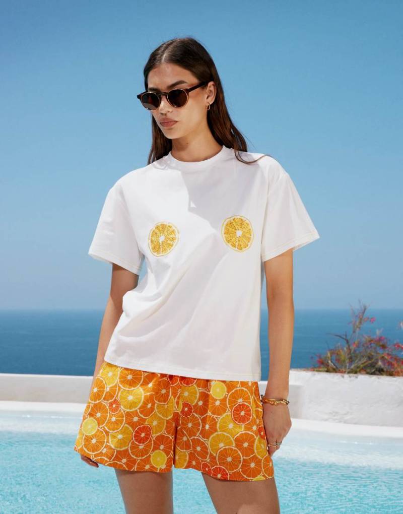 Never Fully Dressed - T-Shirt in Weiß mit Orangen-Stickerei, Kombiteil von Never Fully Dressed