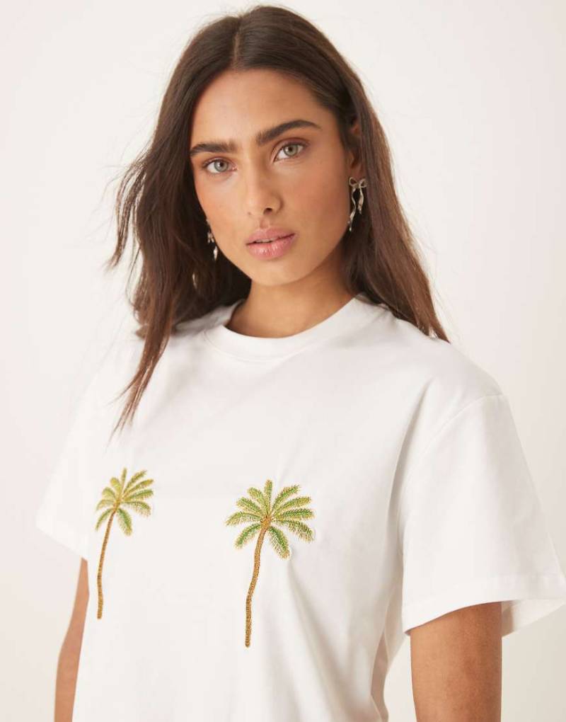 Never Fully Dressed - T-Shirt in Weiß mit Palmenstickerei auf der Brust von Never Fully Dressed