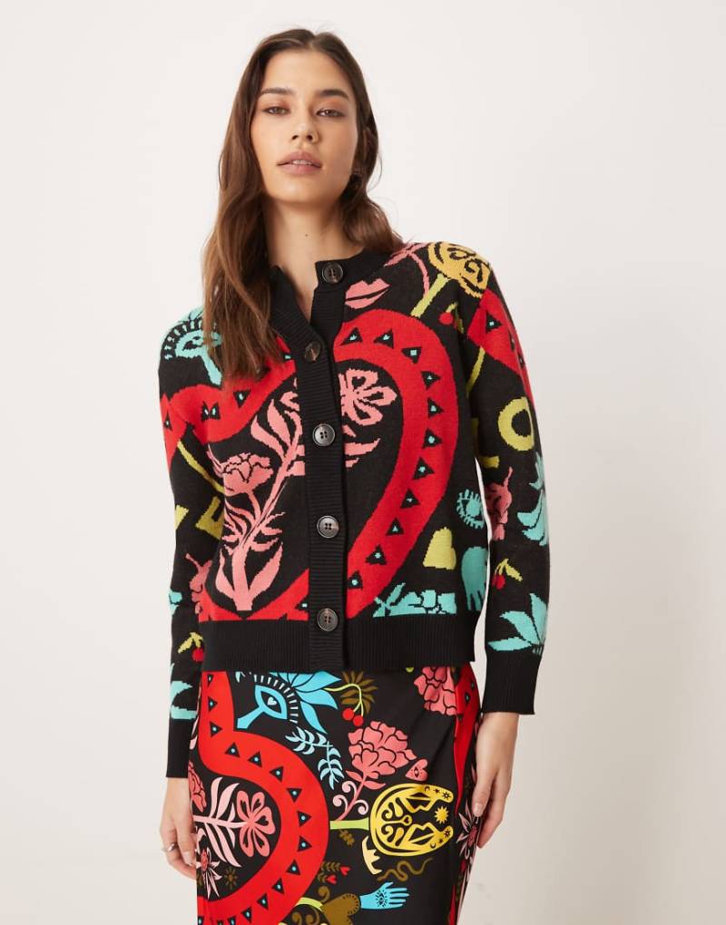 Never Fully Dressed - Taillierte Strickjacke mit leuchtendem, abstraktem Muster, Kombiteil-Bunt von Never Fully Dressed