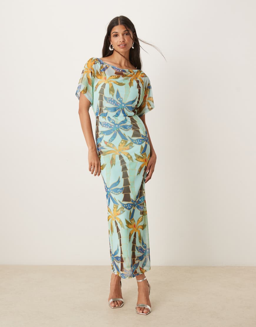 Never Fully Dressed - Tilly - Netzstoff-Maxikleid in Blau mit asymmetrischem Schnitt und Palmenmuster von Never Fully Dressed