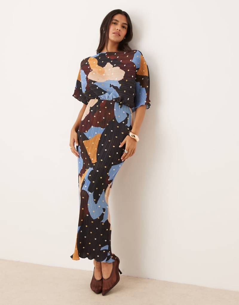 Never Fully Dressed - Tilly - Plissiertes Maxikleid mit abstraktem, herbstlichem Print, asymmetrischem Schnitt und goldfarbenen Punkten in Folienoptik-Brown von Never Fully Dressed