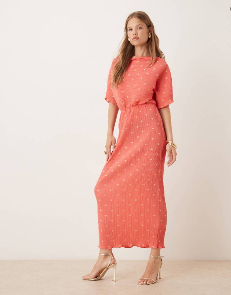 Never Fully Dressed - Tilly - Plissiertes Midaxi-Kleid in Koralle und Gold mit schulterfreiem Design-Rosa von Never Fully Dressed