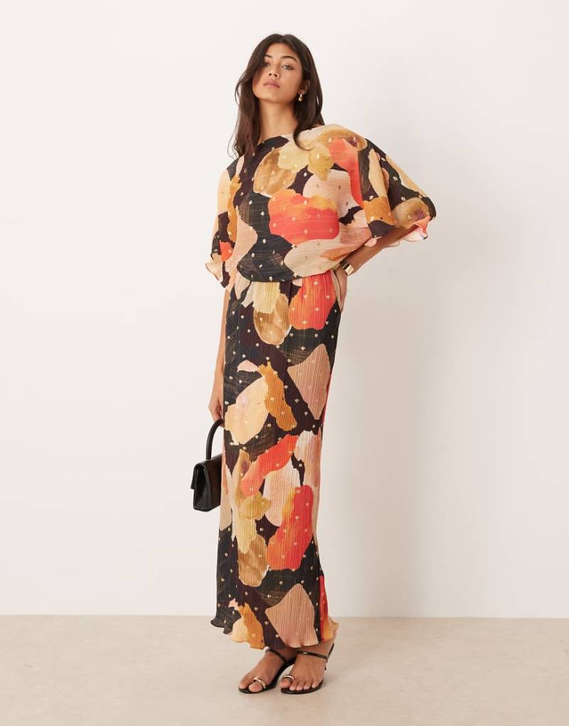 Never Fully Dressed - Tilly - Schulterfreies, gemustertes Plissee-Maxikleid in Koralle und Schokobraun mit Goldfoliendetails-Bunt von Never Fully Dressed