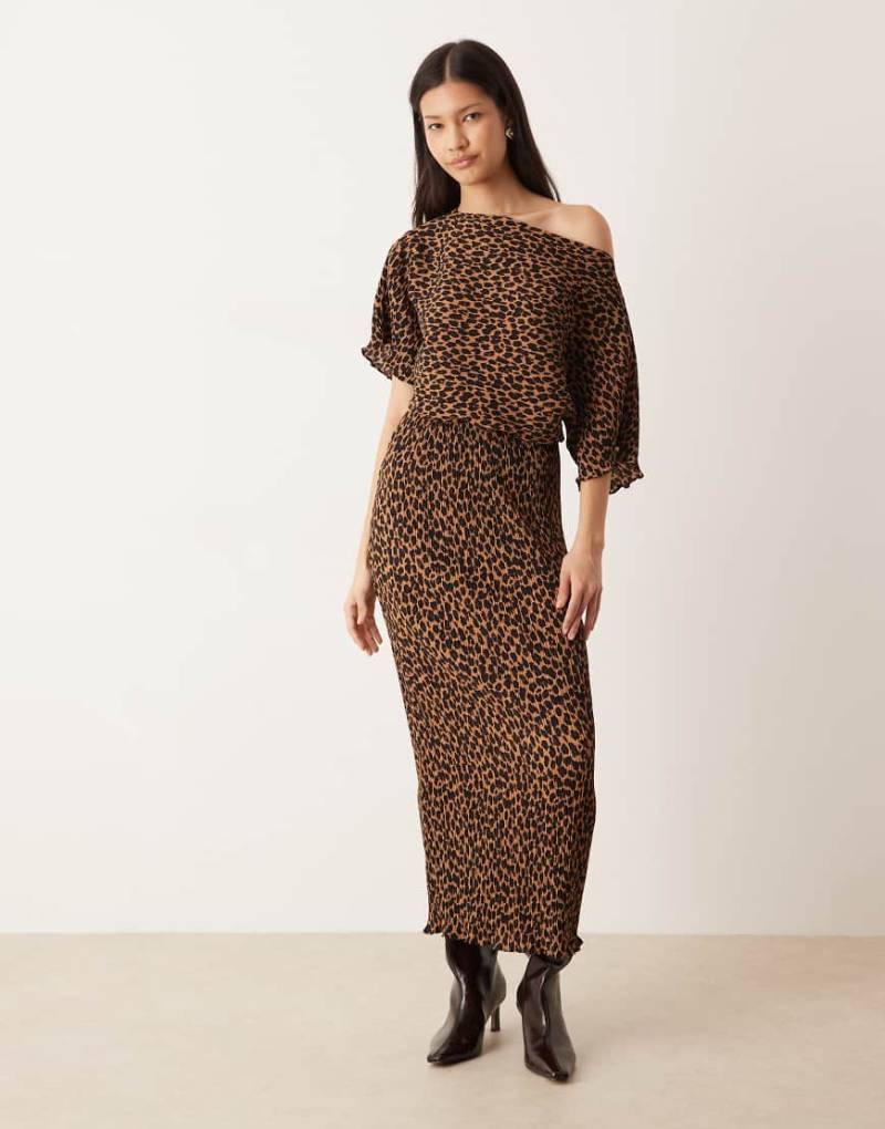 Never Fully Dressed - Tilly - Schulterfreies, plissiertes Midaxi-Kleid mit Leopardenmuster-Bunt von Never Fully Dressed