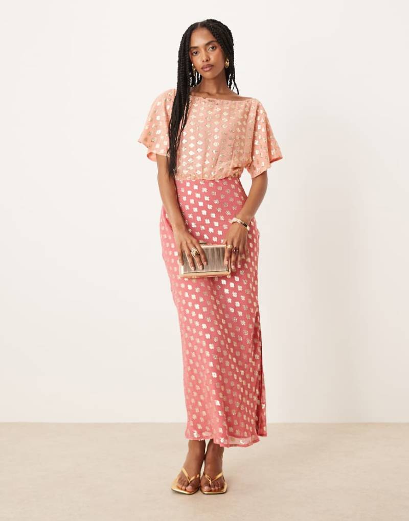 Never Fully Dressed - Tilly - Schulterfreies Metallic-Maxikleid in Kontrast-Rosa von Never Fully Dressed