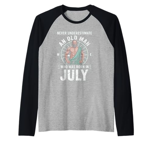 Never Underestimate An Old Man was Born Juli Birthday Raglan von Never Underestimate Old Man Birthday