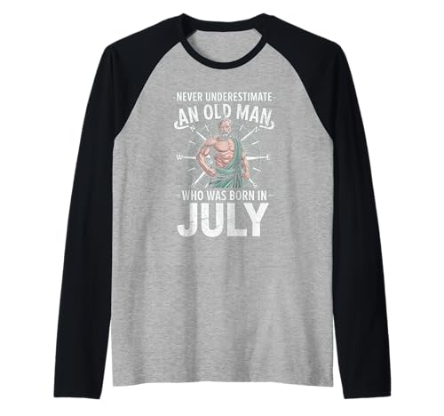 Never Underestimate An Old Man was Born Juli Birthday Raglan von Never Underestimate Old Man Birthday