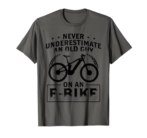 Herren Ebike Fahrradfahrer E-Bike Radfahrer Mountainbiker T-Shirt von Never Underestimate an Old Guy on an Ebike