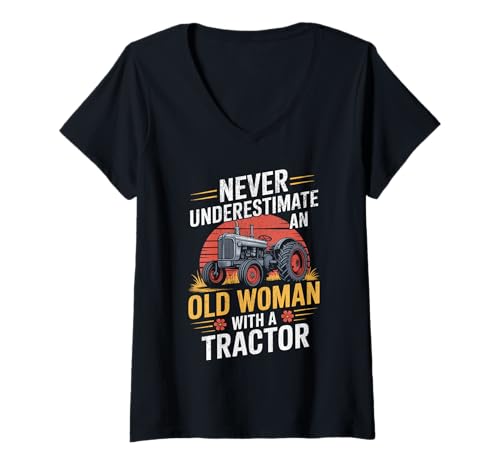 Damen Unterschätze Niemals eine alte Frau mit einem Traktor T-Shirt mit V-Ausschnitt Damen Unterschätze Niemals eine alte Frau mit einem Traktor T-Shirt mit V-Ausschnitt von Never underestimate an Old Woman with Tractor