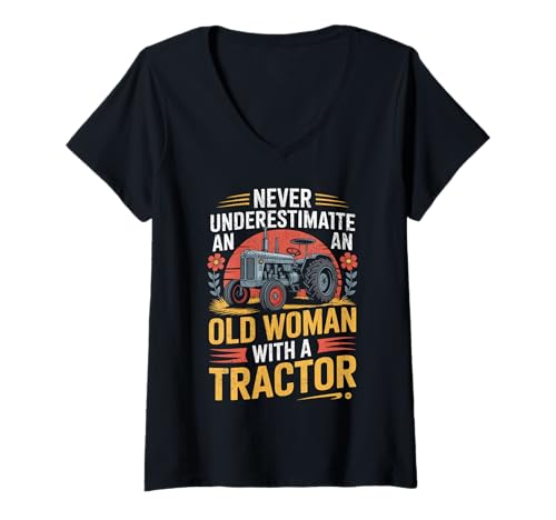 Damen Unterschätze Niemals eine alte Frau mit einem Traktor T-Shirt mit V-Ausschnitt Damen Unterschätze Niemals eine alte Frau mit einem Traktor T-Shirt mit V-Ausschnitt von Never underestimate an Old Woman with Tractor
