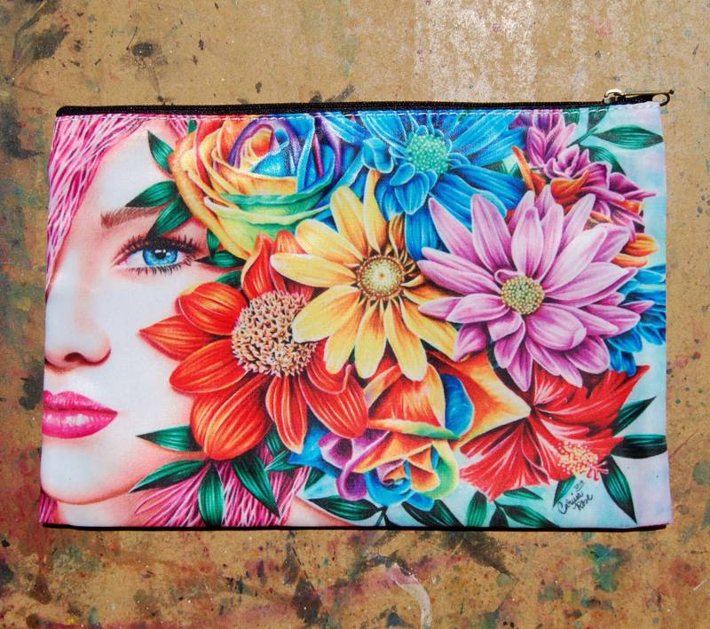 Kosmetiktasche Hülle | Flora Von Carissa Rose Hübsche Bunte Blumenmädchen Regenbogen Farben Federmäppchen von NeverDieArt