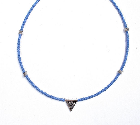 Silber Dreieck Charme Samen Perle Halsband Halskette - Wählen Perlenfarbe Und Länge von NeverGoNaked