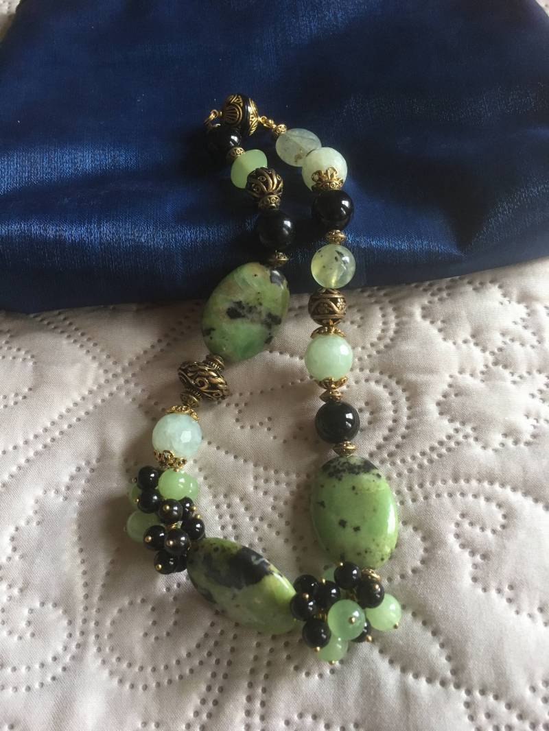 Handgemachte Chunky Blass Grün Und Schwarz Naturstein Halsband - Facettierten Perlen Metall Open-Work Perle Halskette Magnet Verschluss von NeverOutOfDate