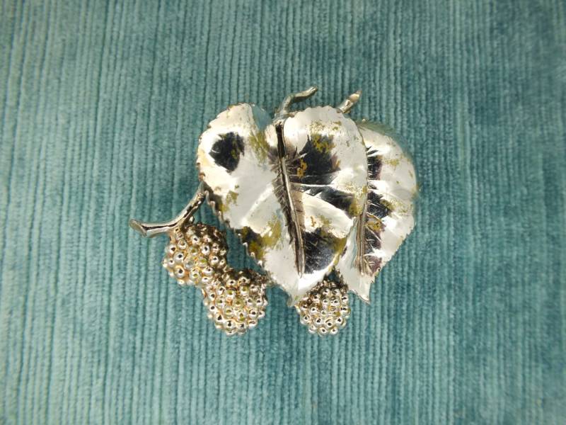 Signierte Exquisite Brosche - Vintage-Brosche Mit Doppelten Blättern Und Beeren Silberfarbene Metallbrosche Signierte Exquisite Brosche - Vintage-Brosche Mit Doppelten Blättern Und Beeren Silberfarbene Metallbrosche von NeverOutOfDate