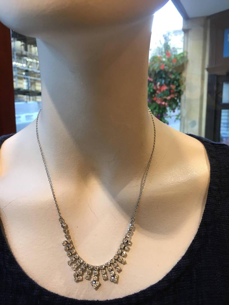 Vintage 1960Er Jahre Art Deco-stil Simulierte Weiße Zirkon Glas Bib Halskette Mit Silberfarbener Kette von NeverOutOfDate