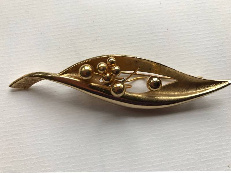 Vintage Blatt Und Beeren Brosche - 1960Er Jahre Signiert Gold Ton Strukturierte Metall Pin Statement Nummerierte Vintage Blatt Und Beeren Brosche - 1960Er Jahre Signiert Gold Ton Strukturierte Metall Pin Statement Nummerierte von NeverOutOfDate