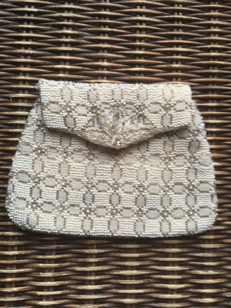 Vintage "Blumen' Perlen Geldbörse - Weiß Und Grau Kleine Handtasche Antike Hochzeit 1930Er Jahre Perlenclutch von NeverOutOfDate